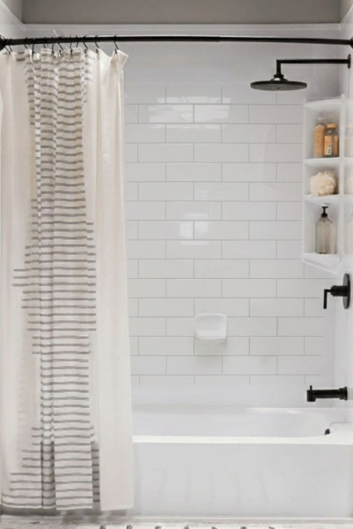 baignoire avec rideau et murs en carrelage dans une salle de bain résidentielle  à Chandler