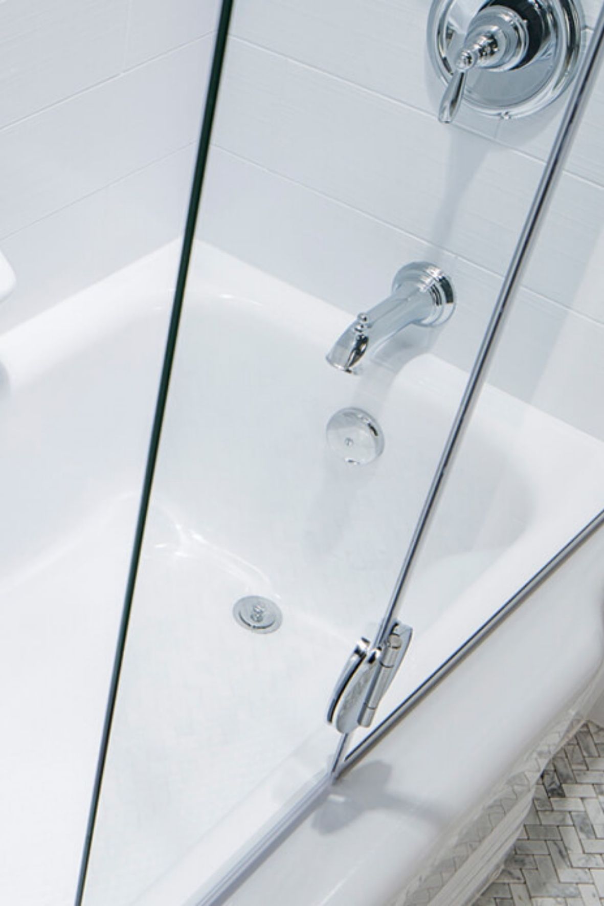 baignoire avec porte en verre et robinetterie chromée dans un espace de salle de bain contemporain  à La Pocatière