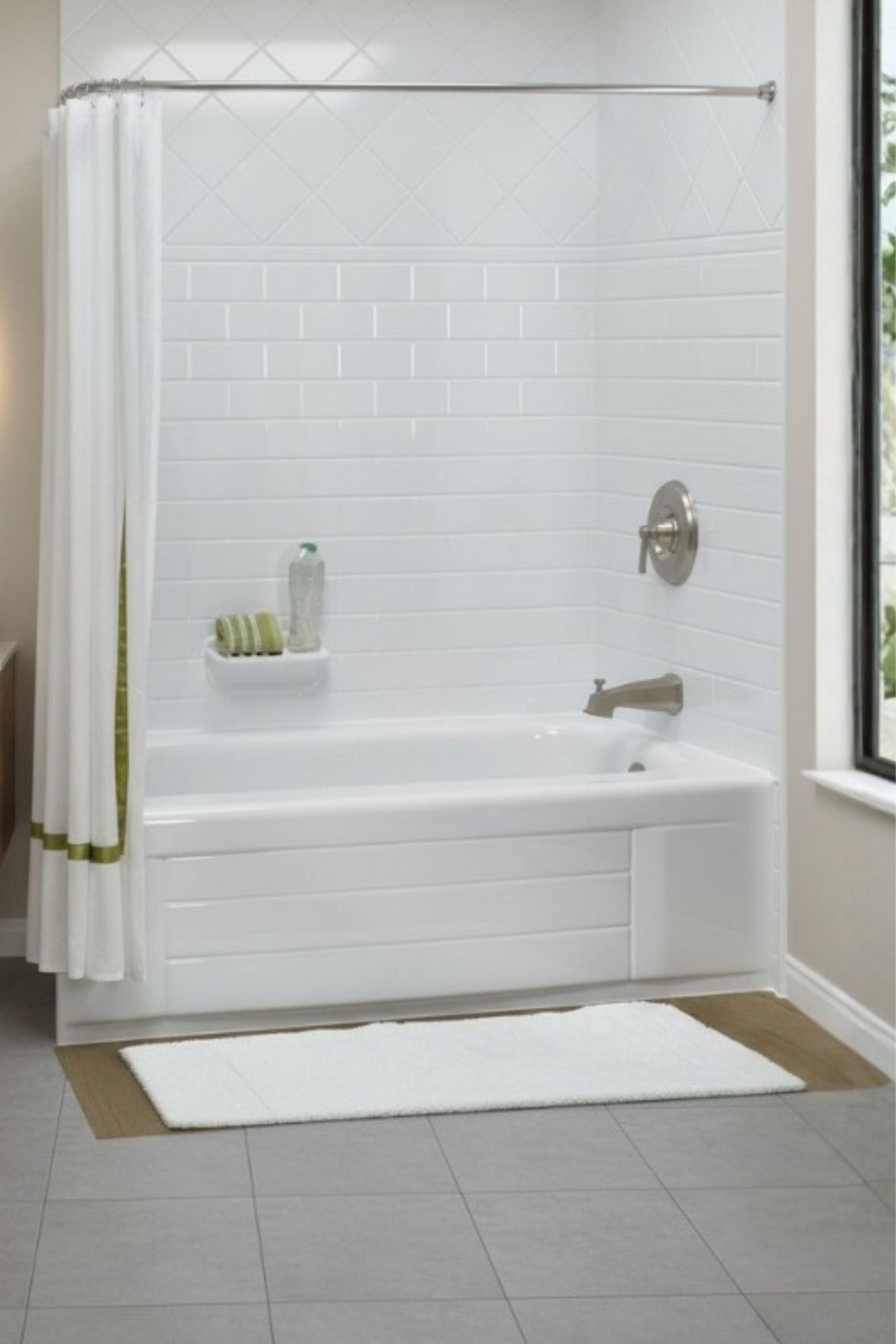 baignoire blanche avec tablette intégrée et robinetterie murale dans une salle de bain moderne à Sept-Îles